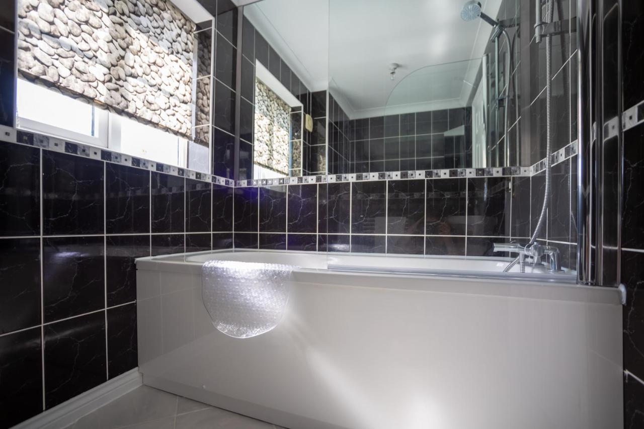 Hereford - Finch House - Modern 4 Bedroom House Located In South Hereford, Dog Friendly With Nearby Countryside, Pool Table, Sleeps Up To 10 Guests - Hosted By Rentmyhouse Exterior photo