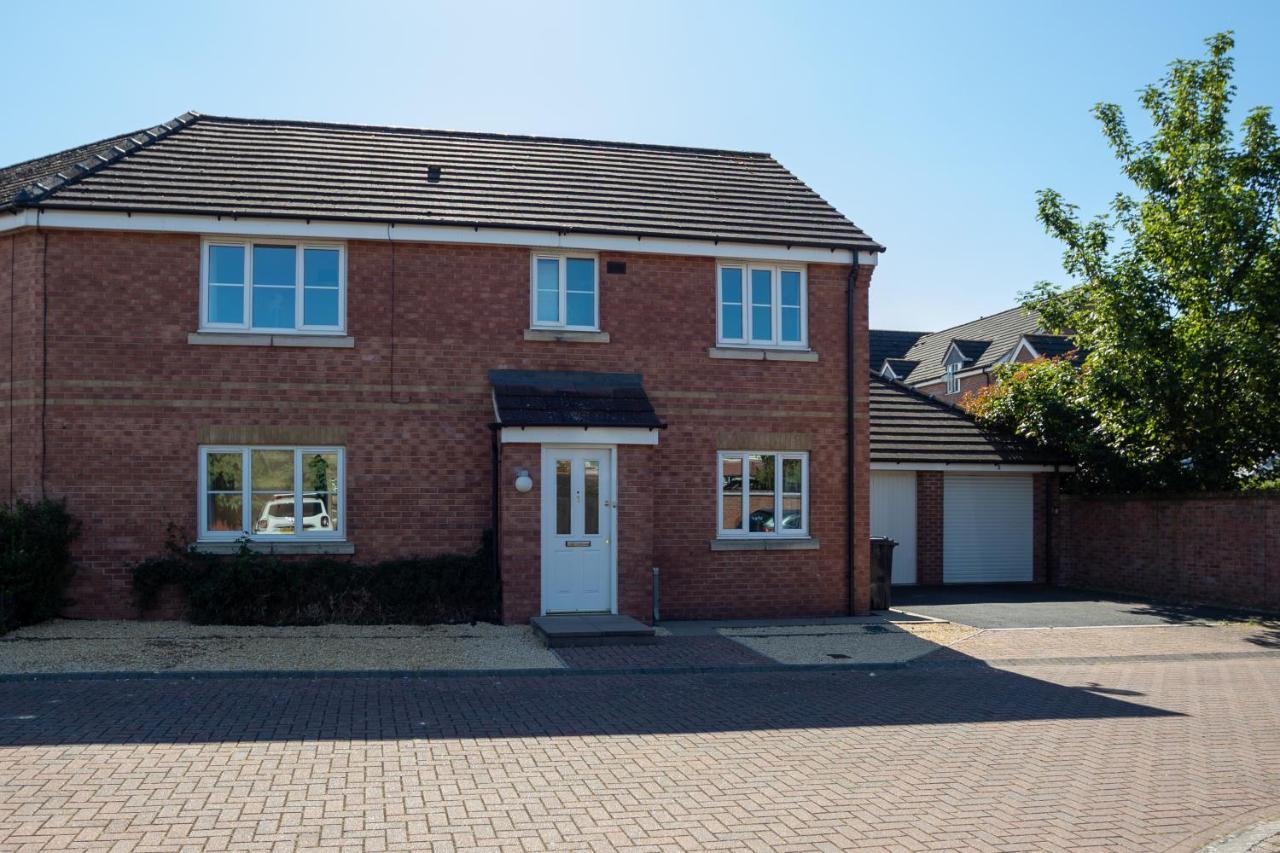 Hereford - Finch House - Modern 4 Bedroom House Located In South Hereford, Dog Friendly With Nearby Countryside, Pool Table, Sleeps Up To 10 Guests - Hosted By Rentmyhouse Exterior photo