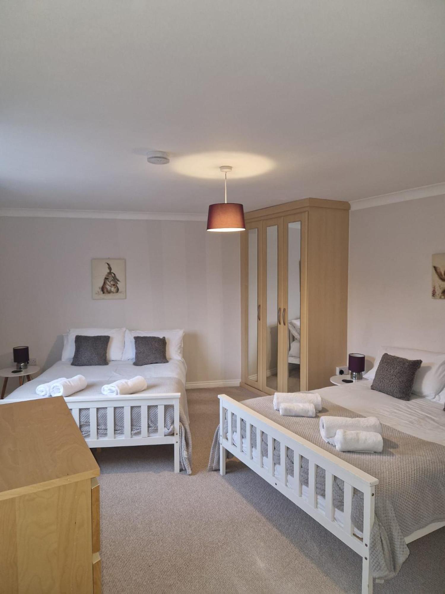 Hereford - Finch House - Modern 4 Bedroom House Located In South Hereford, Dog Friendly With Nearby Countryside, Pool Table, Sleeps Up To 10 Guests - Hosted By Rentmyhouse Exterior photo